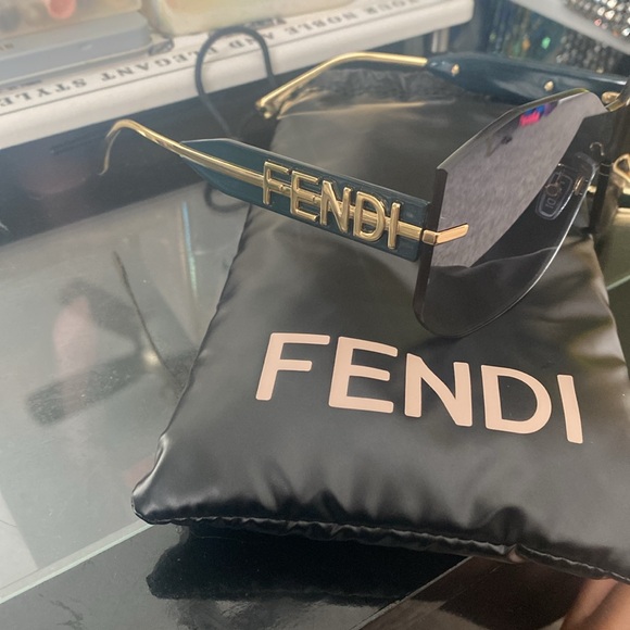 Fendi
Fendigraphy Rimless Geometric Nylon & Metal Shield Sunglasses - Picture 8 of 8